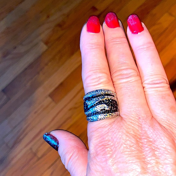 Silver tone with black crystal stones - Picture 6 of 9